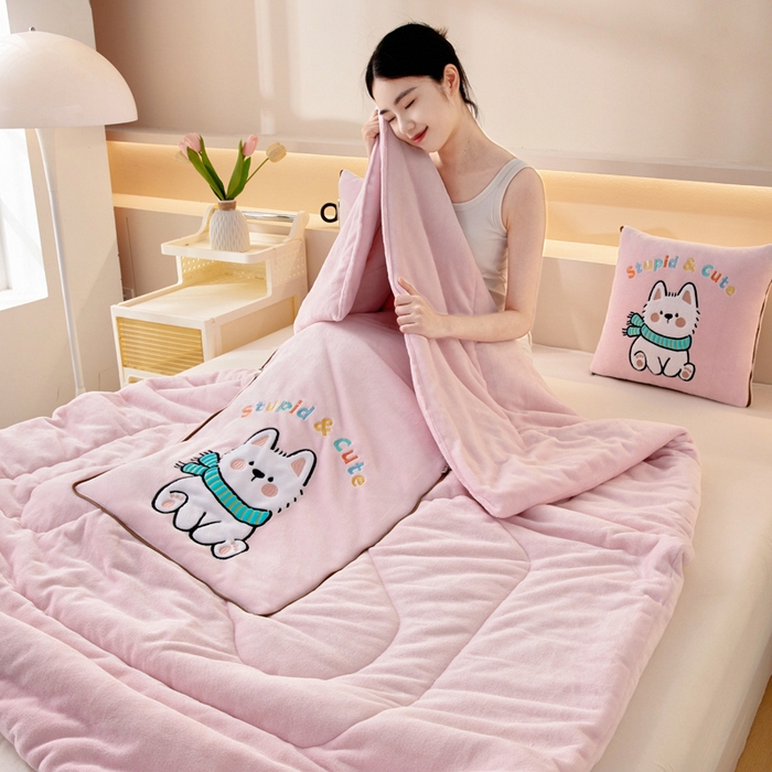 91家纺网 家纺一手货源 找家纺 阳光依佰抱枕被 2025秋冬新款牛奶绒多功能抱枕被系列-调皮狗 调皮狗---樱花粉