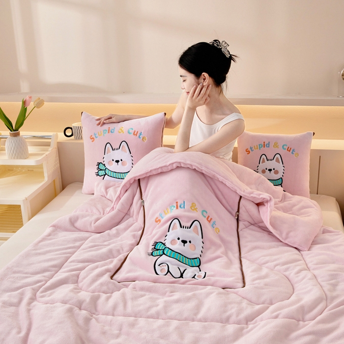 91家纺网 家纺一手货源 找家纺 阳光依佰抱枕被 2025秋冬新款牛奶绒多功能抱枕被系列-调皮狗 调皮狗---樱花粉