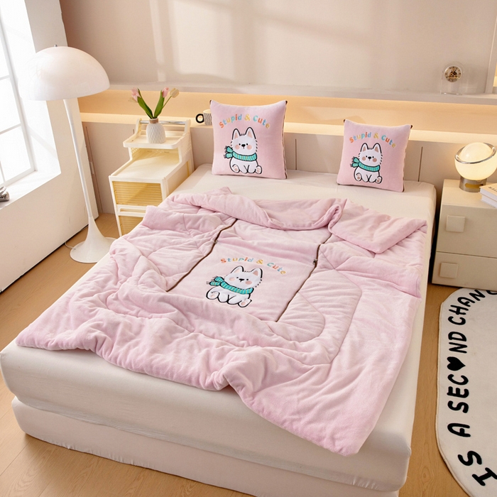 91家纺网 家纺一手货源 找家纺 阳光依佰抱枕被 2025秋冬新款牛奶绒多功能抱枕被系列-调皮狗 调皮狗---樱花粉