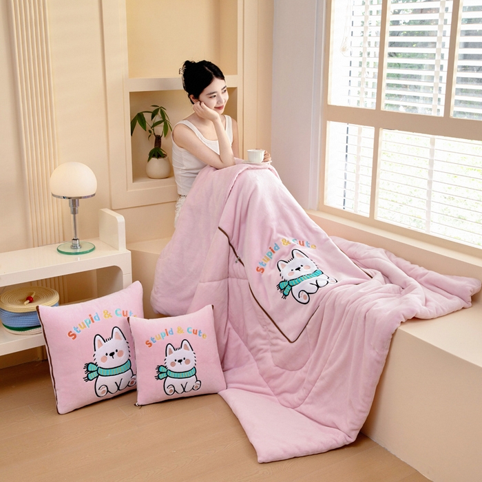 91家纺网 家纺一手货源 找家纺 阳光依佰抱枕被 2025秋冬新款牛奶绒多功能抱枕被系列-调皮狗 调皮狗---樱花粉