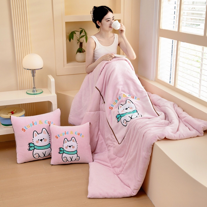 91家纺网 家纺一手货源 找家纺 阳光依佰抱枕被 2025秋冬新款牛奶绒多功能抱枕被系列-调皮狗 调皮狗---樱花粉