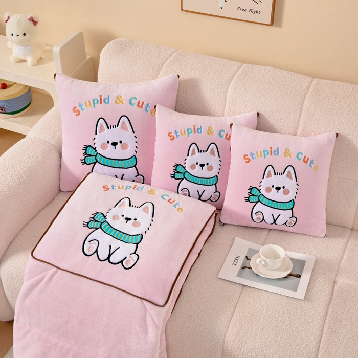 91家纺网 家纺一手货源 找家纺 阳光依佰抱枕被 2025秋冬新款牛奶绒多功能抱枕被系列-调皮狗 调皮狗---樱花粉