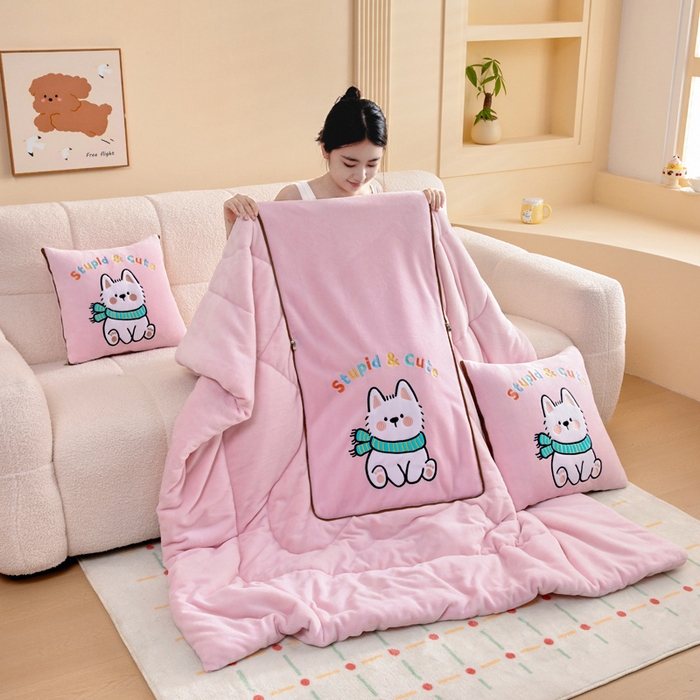 91家纺网 家纺一手货源 找家纺 阳光依佰抱枕被 2025秋冬新款牛奶绒多功能抱枕被系列-调皮狗 调皮狗---樱花粉