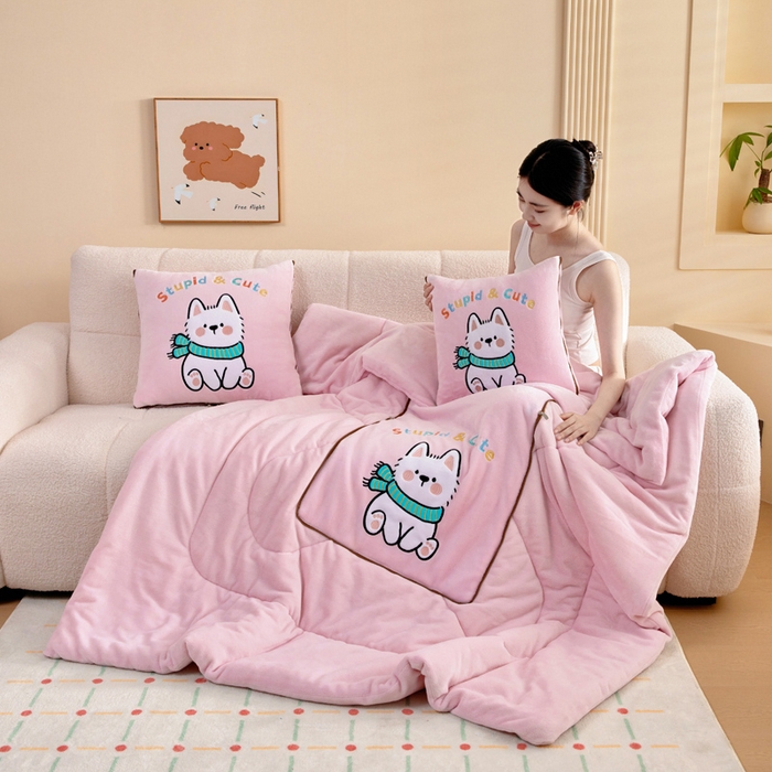 91家纺网 家纺一手货源 找家纺 阳光依佰抱枕被 2025秋冬新款牛奶绒多功能抱枕被系列-调皮狗 调皮狗---樱花粉