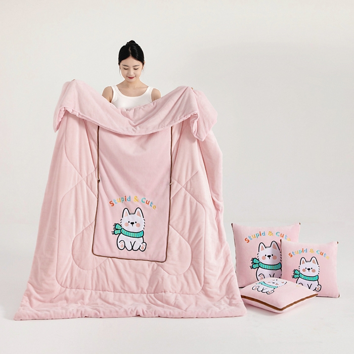 91家纺网 家纺一手货源 找家纺 阳光依佰抱枕被 2025秋冬新款牛奶绒多功能抱枕被系列-调皮狗 调皮狗---樱花粉