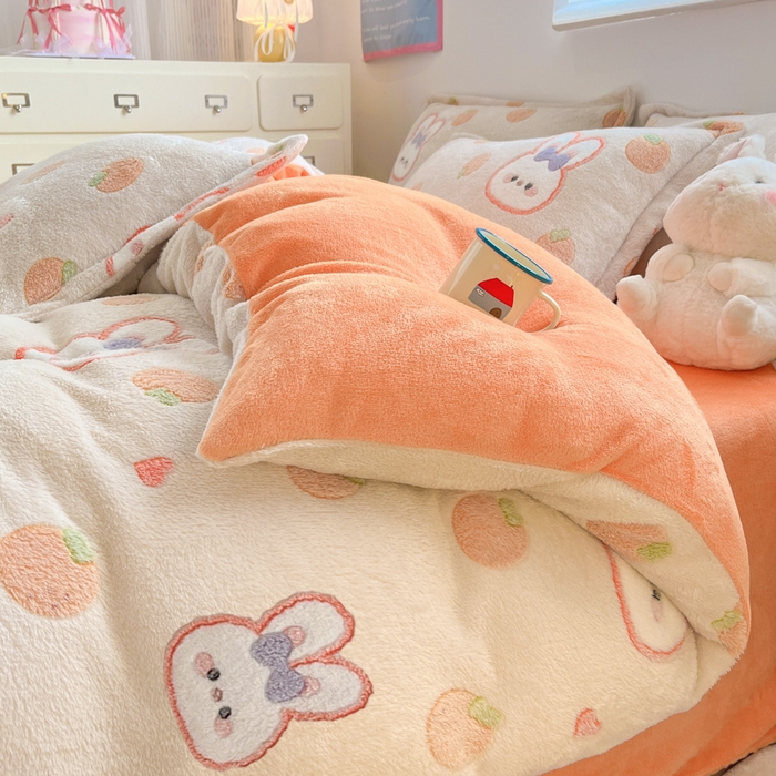 91家纺网 家纺一手货源 找家纺 川悦生活 2025新款立体雪花绒印花大床四件套系列一场景一 橘兔