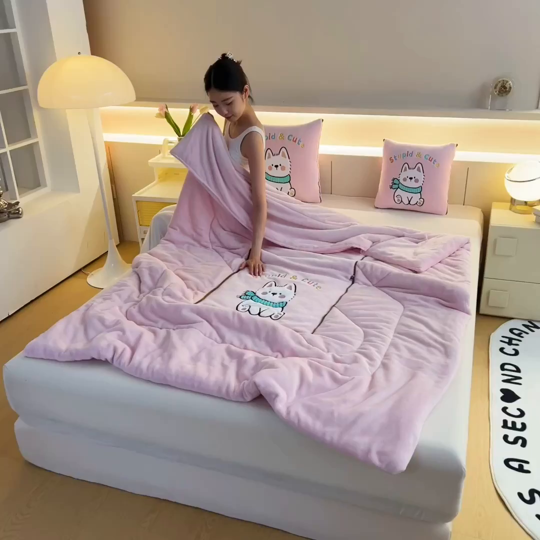 91家纺网 家纺一手货源 找家纺 阳光依佰抱枕被 2025秋冬新款牛奶绒多功能抱枕被系列-调皮狗 调皮狗---樱花粉