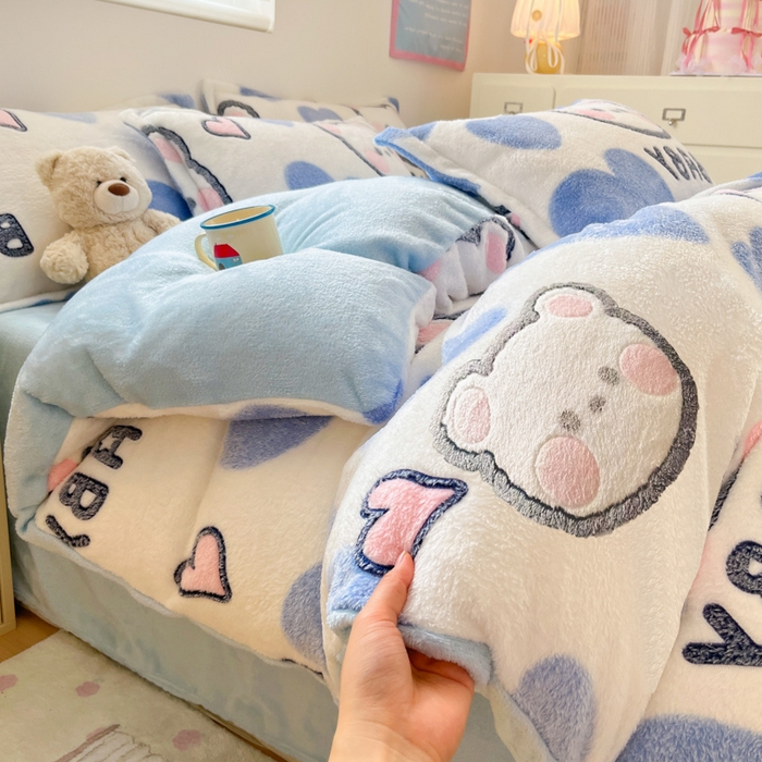 91家纺网 家纺一手货源 找家纺 川悦生活 2025新款立体雪花绒印花大床四件套系列一场景一 可爱熊