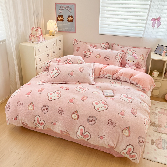 91家纺网 家纺一手货源 找家纺 川悦生活 2025新款立体雪花绒印花大床四件套系列一场景一 蜜语奶兔