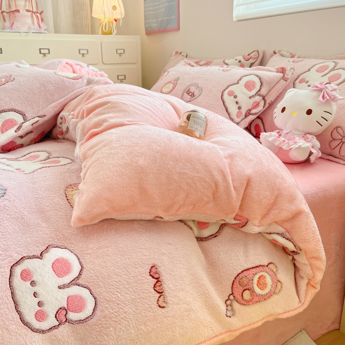 91家纺网 家纺一手货源 找家纺 川悦生活 2025新款立体雪花绒印花大床四件套系列一场景一 蜜语奶兔