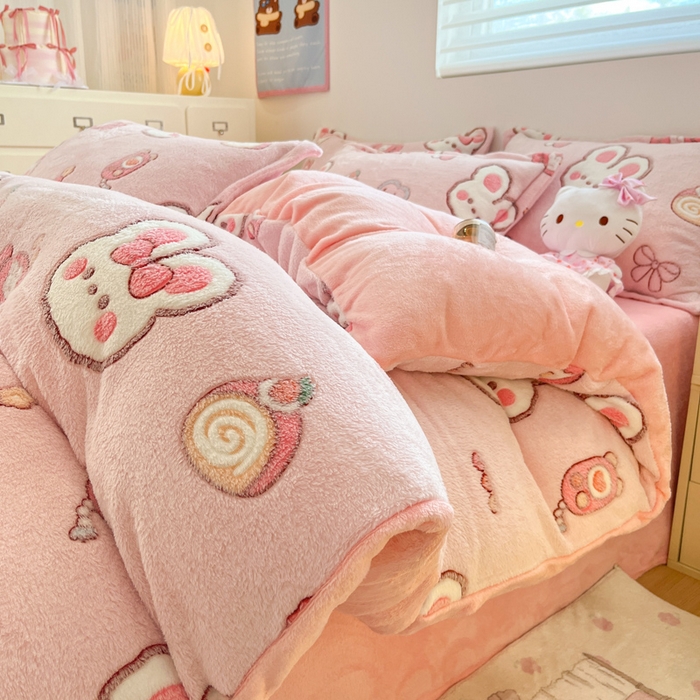 91家纺网 家纺一手货源 找家纺 川悦生活 2025新款立体雪花绒印花大床四件套系列一场景一 蜜语奶兔