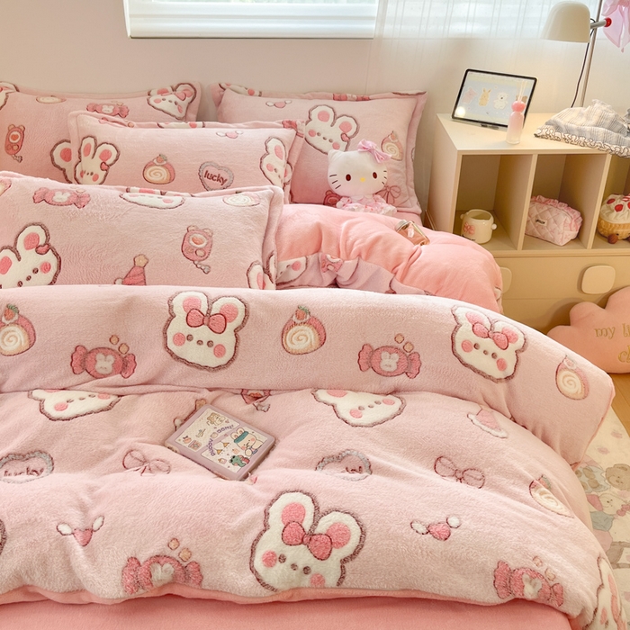 91家纺网 家纺一手货源 找家纺 川悦生活 2025新款立体雪花绒印花大床四件套系列一场景一 蜜语奶兔