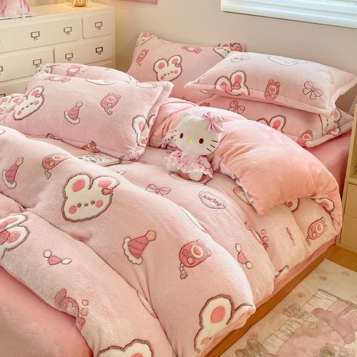 91家纺网 家纺一手货源 找家纺 川悦生活 2025新款立体雪花绒印花大床四件套系列一场景一 蜜语奶兔