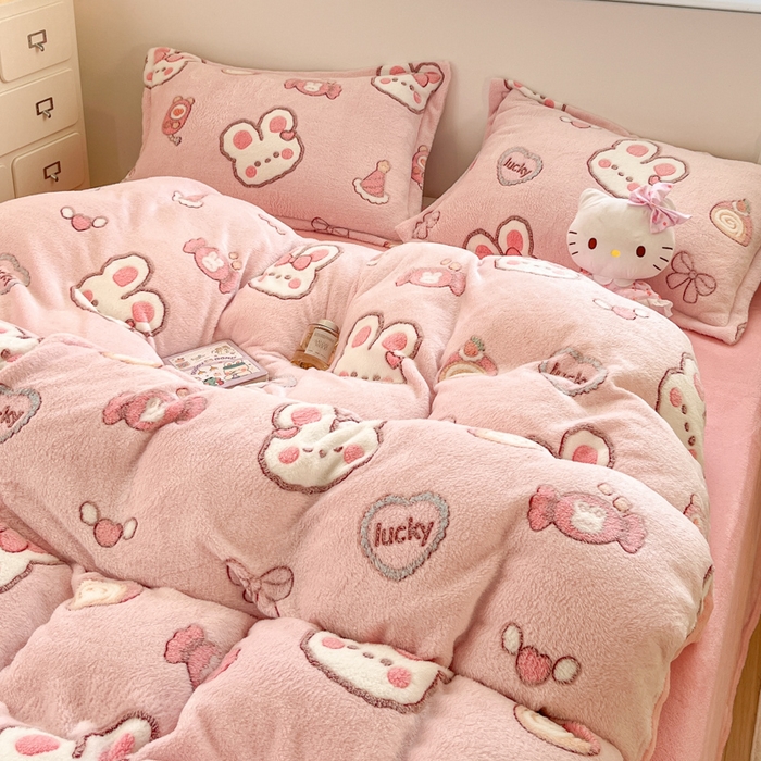 91家纺网 家纺一手货源 找家纺 川悦生活 2025新款立体雪花绒印花大床四件套系列一场景一 蜜语奶兔