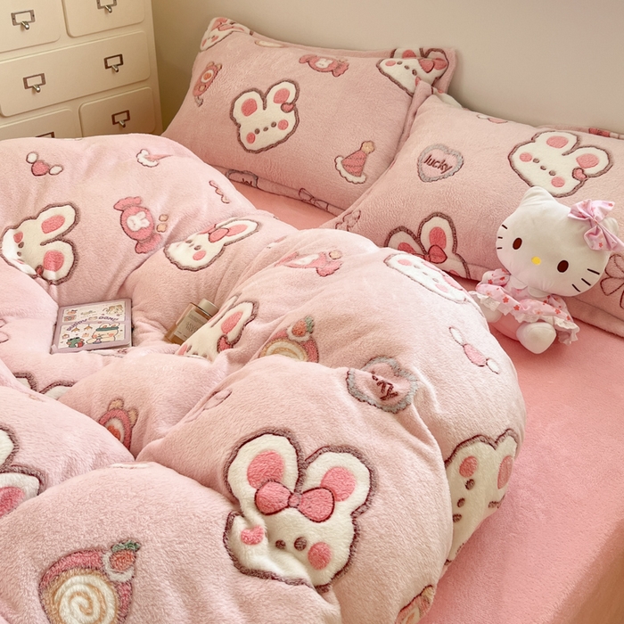 91家纺网 家纺一手货源 找家纺 川悦生活 2025新款立体雪花绒印花大床四件套系列一场景一 蜜语奶兔