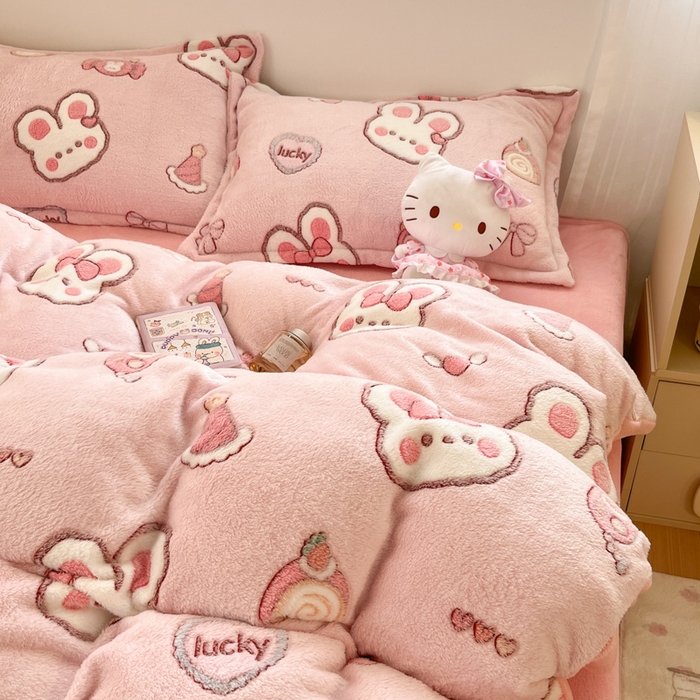 91家纺网 家纺一手货源 找家纺 川悦生活 2025新款立体雪花绒印花大床四件套系列一场景一 蜜语奶兔