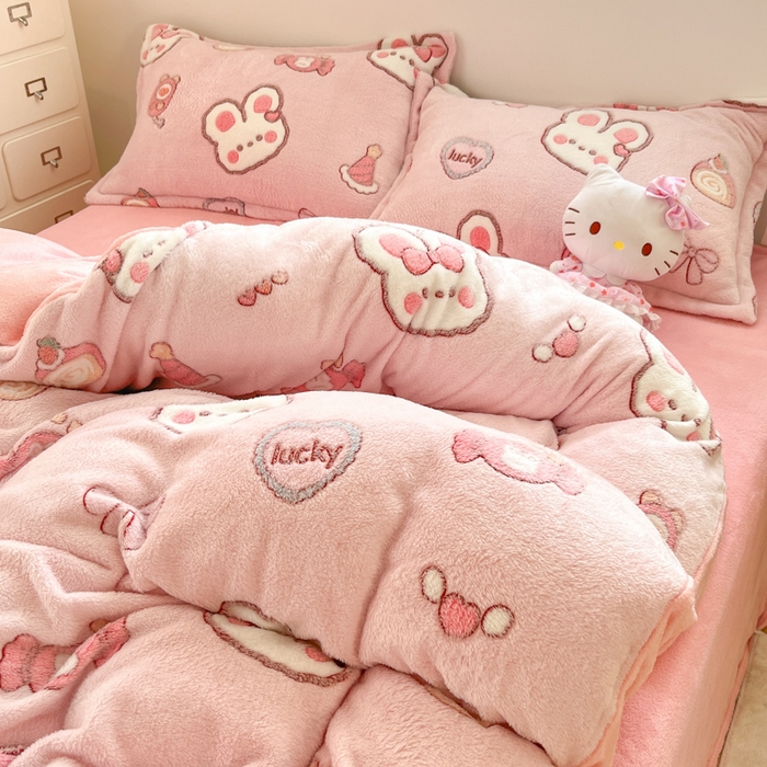 91家纺网 家纺一手货源 找家纺 川悦生活 2025新款立体雪花绒印花大床四件套系列一场景一 蜜语奶兔