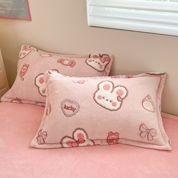 91家纺网 家纺一手货源 找家纺 川悦生活 2025新款立体雪花绒印花大床四件套系列一场景一 蜜语奶兔