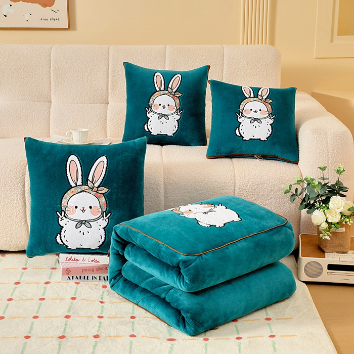 91家纺网 家纺一手货源 找家纺 （总）阳光依佰抱枕被 2025秋冬新款牛奶绒多功能抱枕被系列-大耳兔