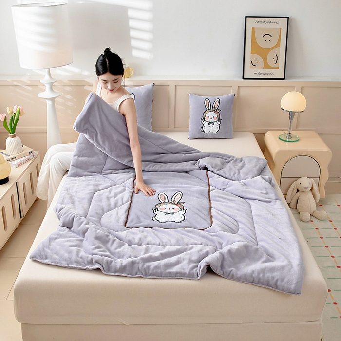 91家纺网 家纺一手货源 找家纺 阳光依佰抱枕被 2025秋冬新款牛奶绒多功能抱枕被系列-大耳兔 大耳兔---丁香紫