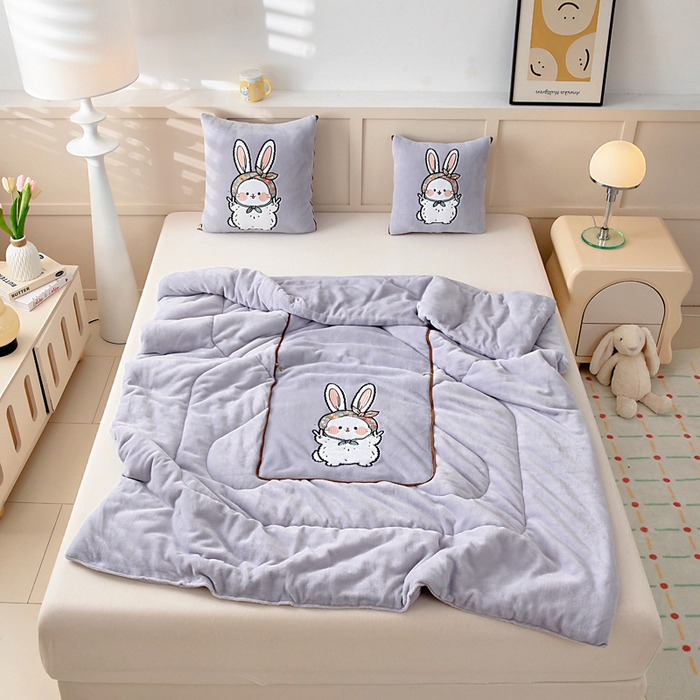 91家纺网 家纺一手货源 找家纺 阳光依佰抱枕被 2025秋冬新款牛奶绒多功能抱枕被系列-大耳兔 大耳兔---丁香紫