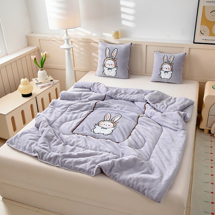 91家纺网 家纺一手货源 找家纺 阳光依佰抱枕被 2025秋冬新款牛奶绒多功能抱枕被系列-大耳兔 大耳兔---丁香紫