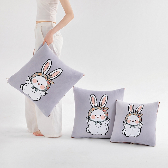 91家纺网 家纺一手货源 找家纺 阳光依佰抱枕被 2025秋冬新款牛奶绒多功能抱枕被系列-大耳兔 大耳兔---丁香紫