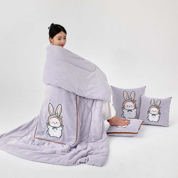 91家纺网 家纺一手货源 找家纺 阳光依佰抱枕被 2025秋冬新款牛奶绒多功能抱枕被系列-大耳兔 大耳兔---丁香紫