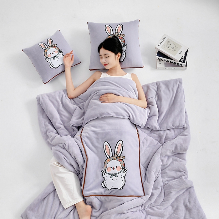 91家纺网 家纺一手货源 找家纺 阳光依佰抱枕被 2025秋冬新款牛奶绒多功能抱枕被系列-大耳兔 大耳兔---丁香紫