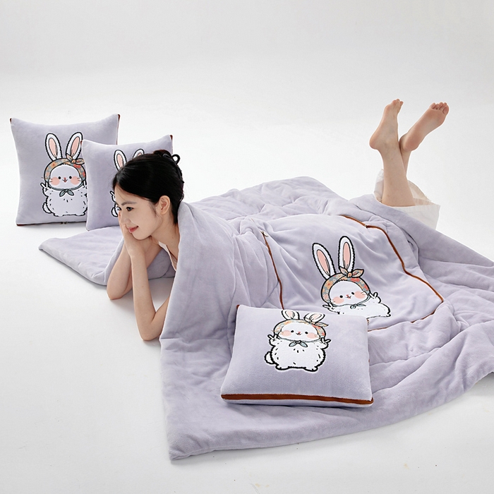 91家纺网 家纺一手货源 找家纺 阳光依佰抱枕被 2025秋冬新款牛奶绒多功能抱枕被系列-大耳兔 大耳兔---丁香紫
