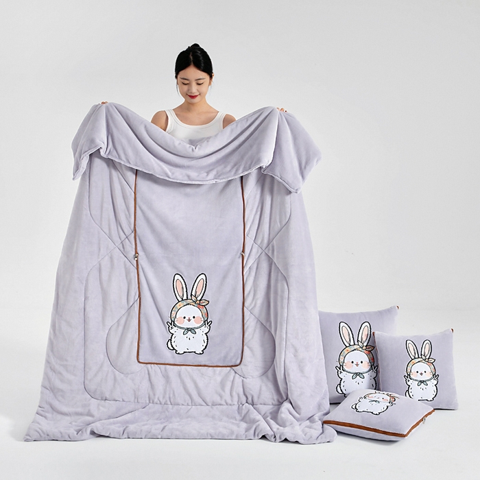 91家纺网 家纺一手货源 找家纺 阳光依佰抱枕被 2025秋冬新款牛奶绒多功能抱枕被系列-大耳兔 大耳兔---丁香紫