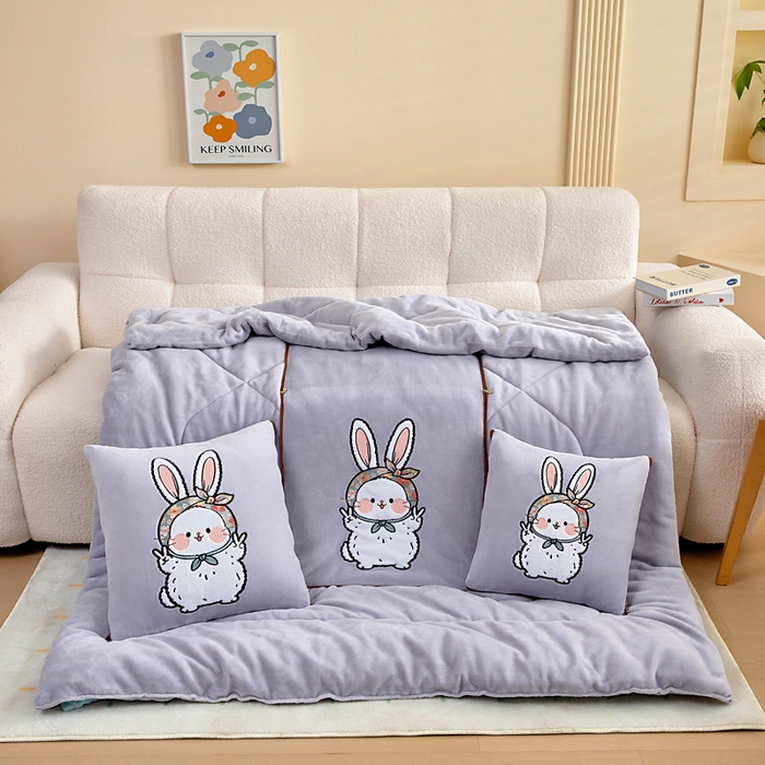 91家纺网 家纺一手货源 找家纺 阳光依佰抱枕被 2025秋冬新款牛奶绒多功能抱枕被系列-大耳兔 大耳兔---丁香紫