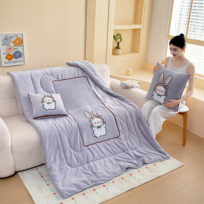 91家纺网 家纺一手货源 找家纺 阳光依佰抱枕被 2025秋冬新款牛奶绒多功能抱枕被系列-大耳兔 大耳兔---丁香紫