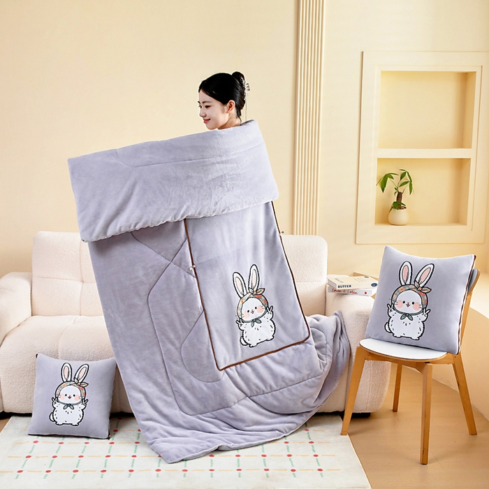 91家纺网 家纺一手货源 找家纺 阳光依佰抱枕被 2025秋冬新款牛奶绒多功能抱枕被系列-大耳兔 大耳兔---丁香紫
