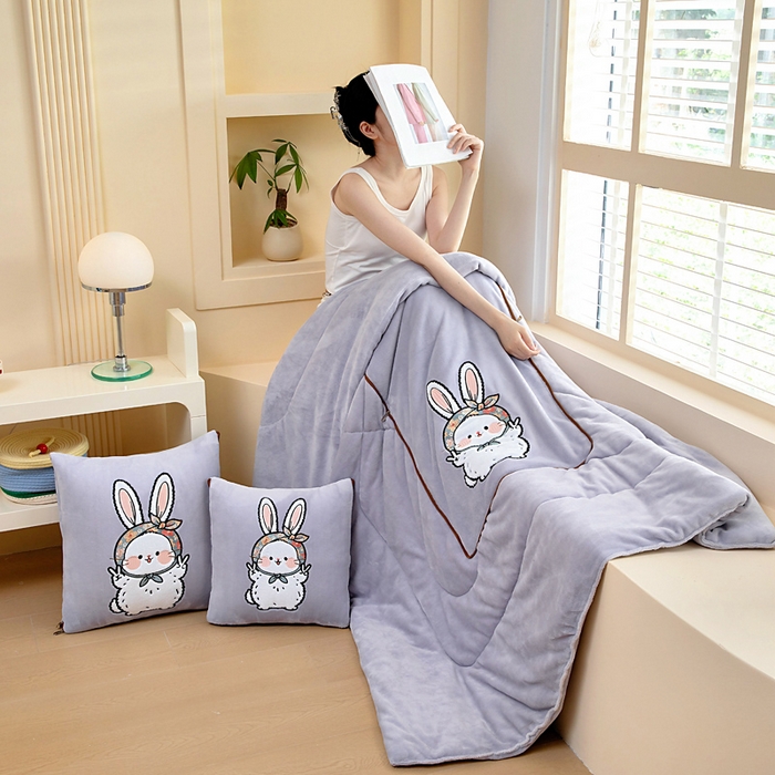 91家纺网 家纺一手货源 找家纺 阳光依佰抱枕被 2025秋冬新款牛奶绒多功能抱枕被系列-大耳兔 大耳兔---丁香紫