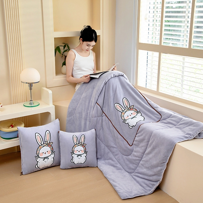 91家纺网 家纺一手货源 找家纺 阳光依佰抱枕被 2025秋冬新款牛奶绒多功能抱枕被系列-大耳兔 大耳兔---丁香紫