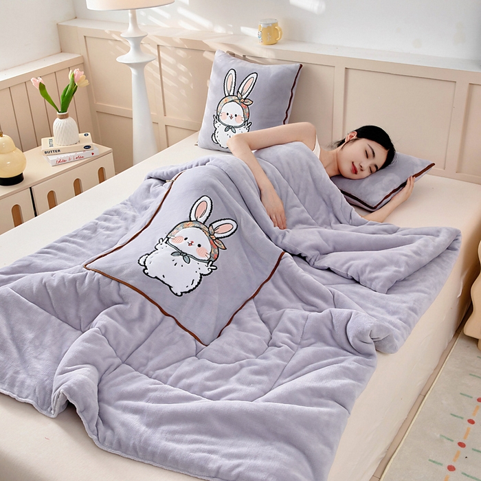 91家纺网 家纺一手货源 找家纺 阳光依佰抱枕被 2025秋冬新款牛奶绒多功能抱枕被系列-大耳兔 大耳兔---丁香紫