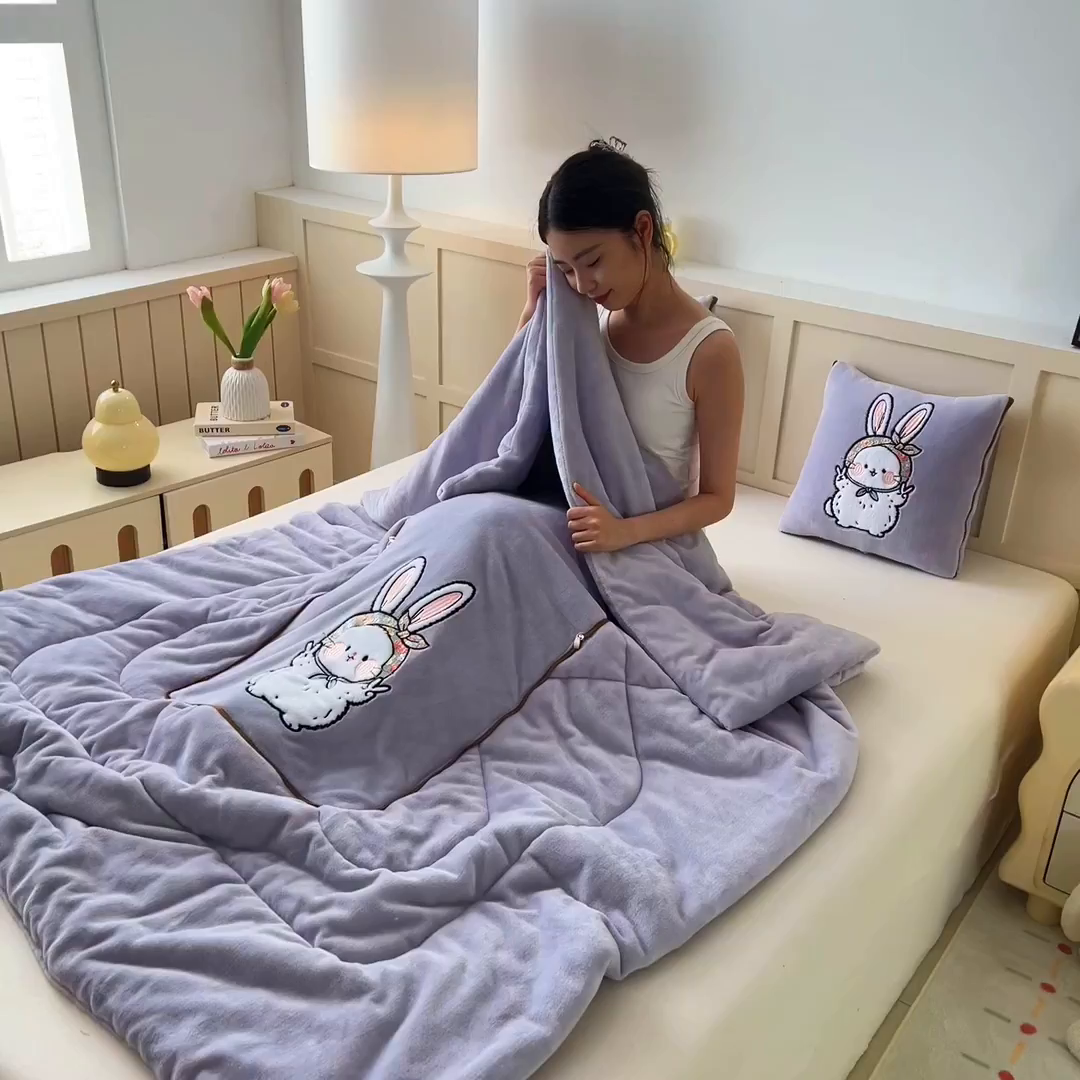 91家纺网 家纺一手货源 找家纺 阳光依佰抱枕被 2025秋冬新款牛奶绒多功能抱枕被系列-大耳兔 大耳兔---丁香紫