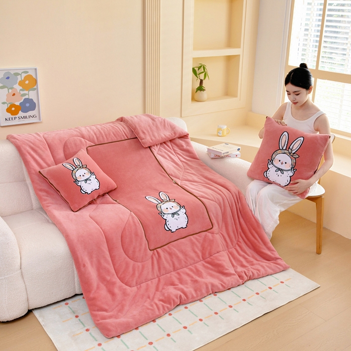 91家纺网 家纺一手货源 找家纺 阳光依佰抱枕被 2025秋冬新款牛奶绒多功能抱枕被系列-大耳兔 大耳兔---西瓜红