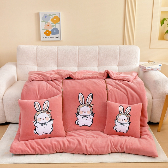 91家纺网 家纺一手货源 找家纺 阳光依佰抱枕被 2025秋冬新款牛奶绒多功能抱枕被系列-大耳兔 大耳兔---西瓜红