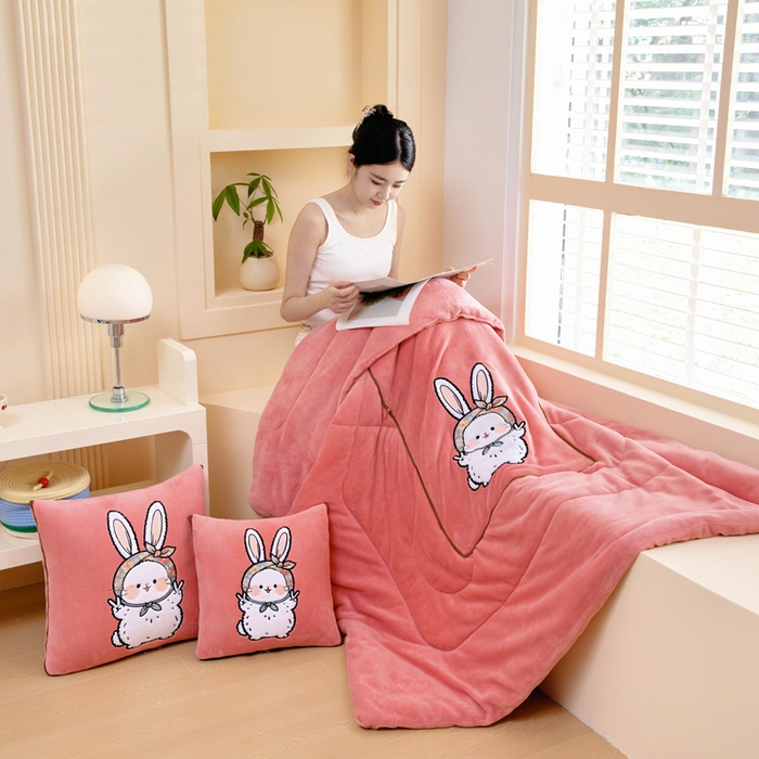 91家纺网 家纺一手货源 找家纺 阳光依佰抱枕被 2025秋冬新款牛奶绒多功能抱枕被系列-大耳兔 大耳兔---西瓜红