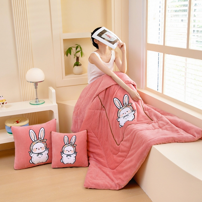 91家纺网 家纺一手货源 找家纺 阳光依佰抱枕被 2025秋冬新款牛奶绒多功能抱枕被系列-大耳兔 大耳兔---西瓜红