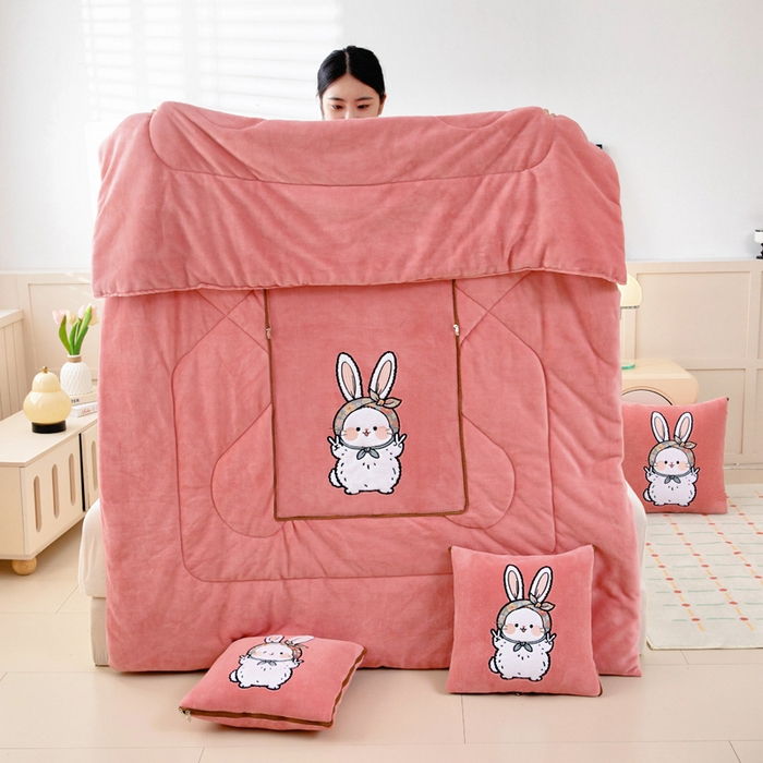 91家纺网 家纺一手货源 找家纺 阳光依佰抱枕被 2025秋冬新款牛奶绒多功能抱枕被系列-大耳兔 大耳兔---西瓜红