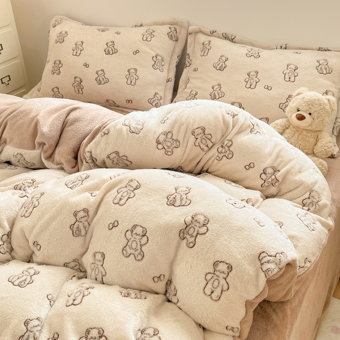 91家纺网 家纺一手货源 找家纺 川悦生活 2025新款立体雪花绒印花大床四件套系列一场景一 奶咖小熊