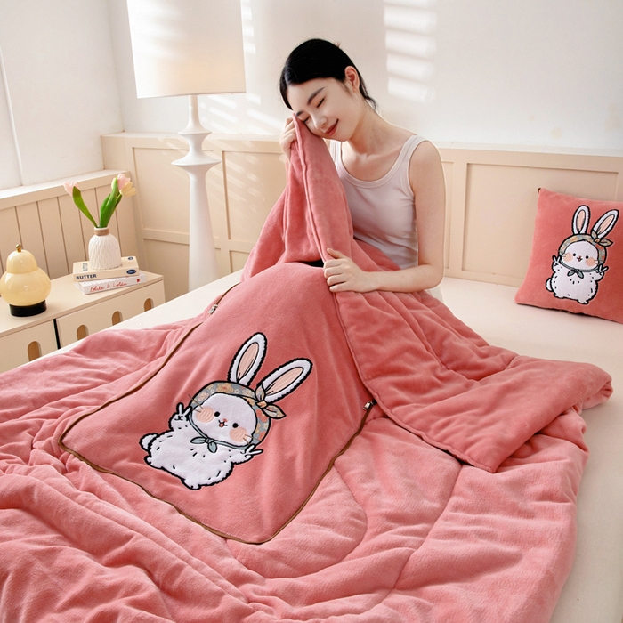 91家纺网 家纺一手货源 找家纺 阳光依佰抱枕被 2025秋冬新款牛奶绒多功能抱枕被系列-大耳兔 大耳兔---西瓜红