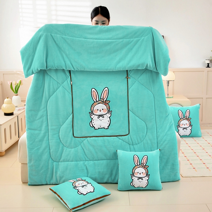 91家纺网 家纺一手货源 找家纺 阳光依佰抱枕被 2025秋冬新款牛奶绒多功能抱枕被系列-大耳兔 大耳兔---宝石兰