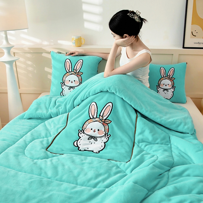 91家纺网 家纺一手货源 找家纺 阳光依佰抱枕被 2025秋冬新款牛奶绒多功能抱枕被系列-大耳兔 大耳兔---宝石兰