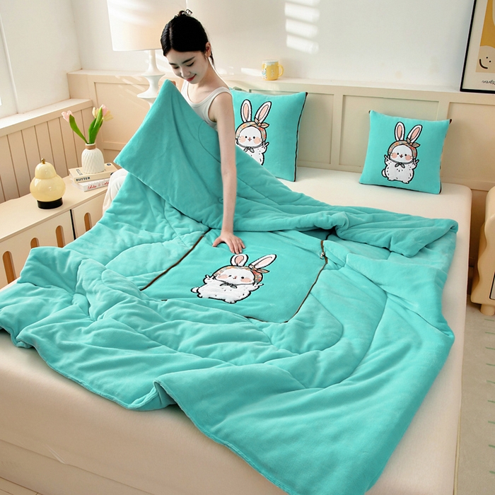 91家纺网 家纺一手货源 找家纺 阳光依佰抱枕被 2025秋冬新款牛奶绒多功能抱枕被系列-大耳兔 大耳兔---宝石兰