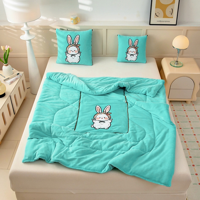 91家纺网 家纺一手货源 找家纺 阳光依佰抱枕被 2025秋冬新款牛奶绒多功能抱枕被系列-大耳兔 大耳兔---宝石兰