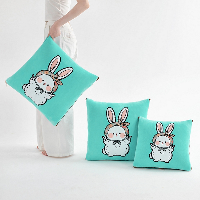 91家纺网 家纺一手货源 找家纺 阳光依佰抱枕被 2025秋冬新款牛奶绒多功能抱枕被系列-大耳兔 大耳兔---宝石兰